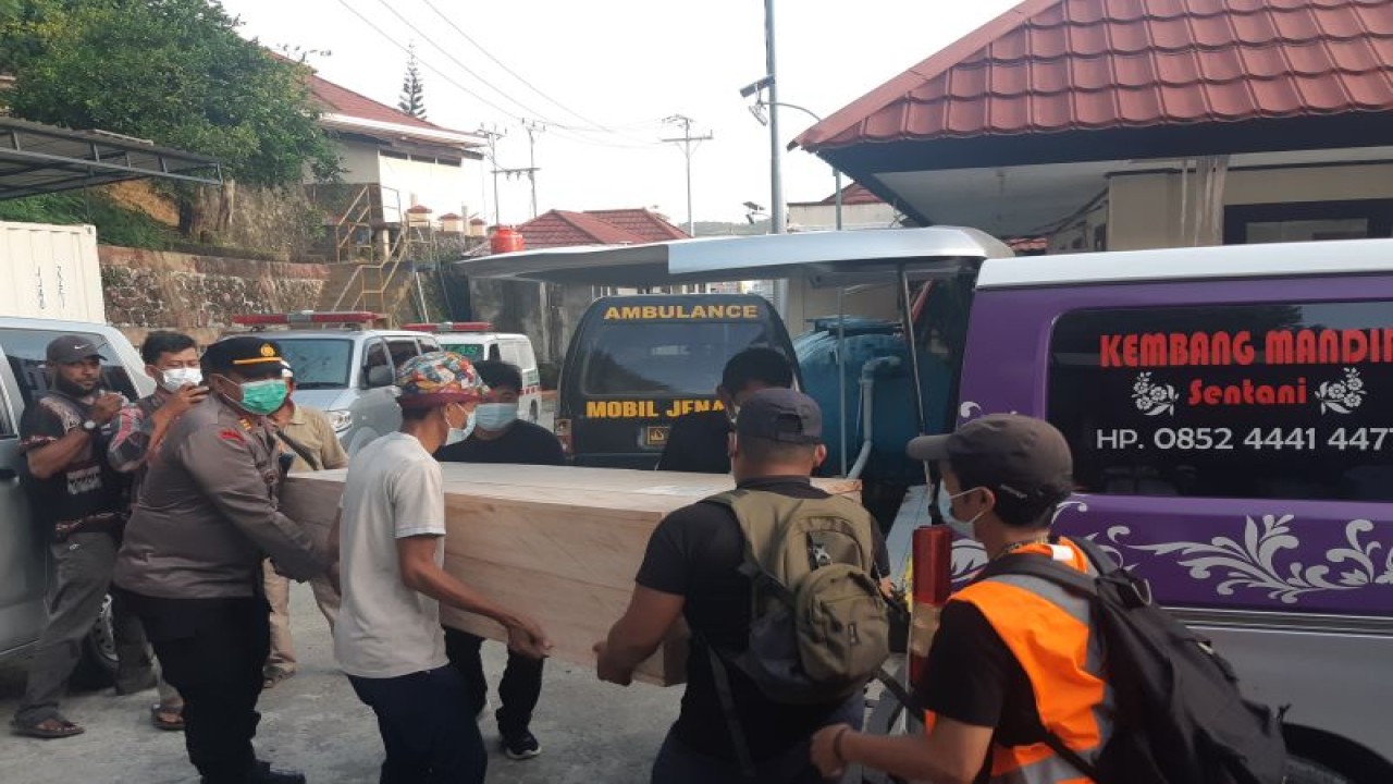 Jenazah saat diturunkan dari mobil ambulans di RS Bhayangkara, Kota Jayapura, Selasa (27/6/2023) (ANTARA/Ardiles Leloltery)