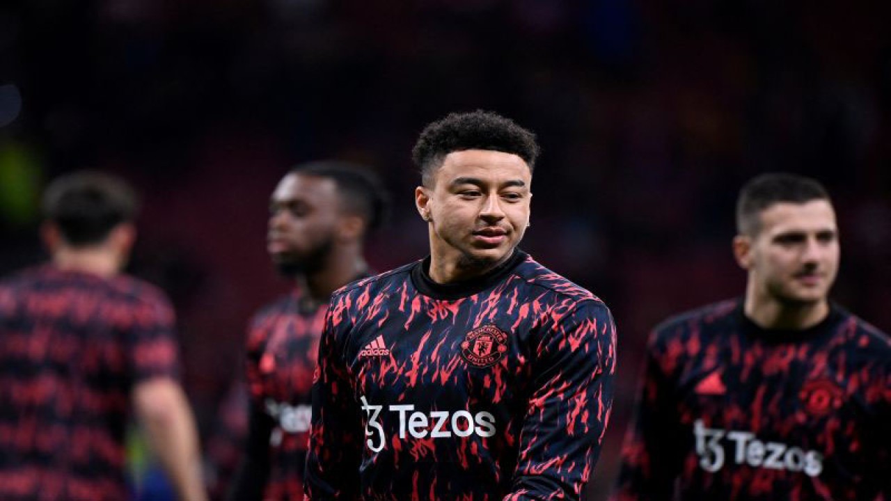 Arsip - Gelandang Manchester United Jesse Lingard melakukan pemanasan sebelum pertandingan Liga Champions melawan Atletico Madrid yang dimainkan di Stadion Wanda Metropolitano, Madrid, 23 Februari 2022. (ANTARA/(AFP/OSCAR DEL POZO)