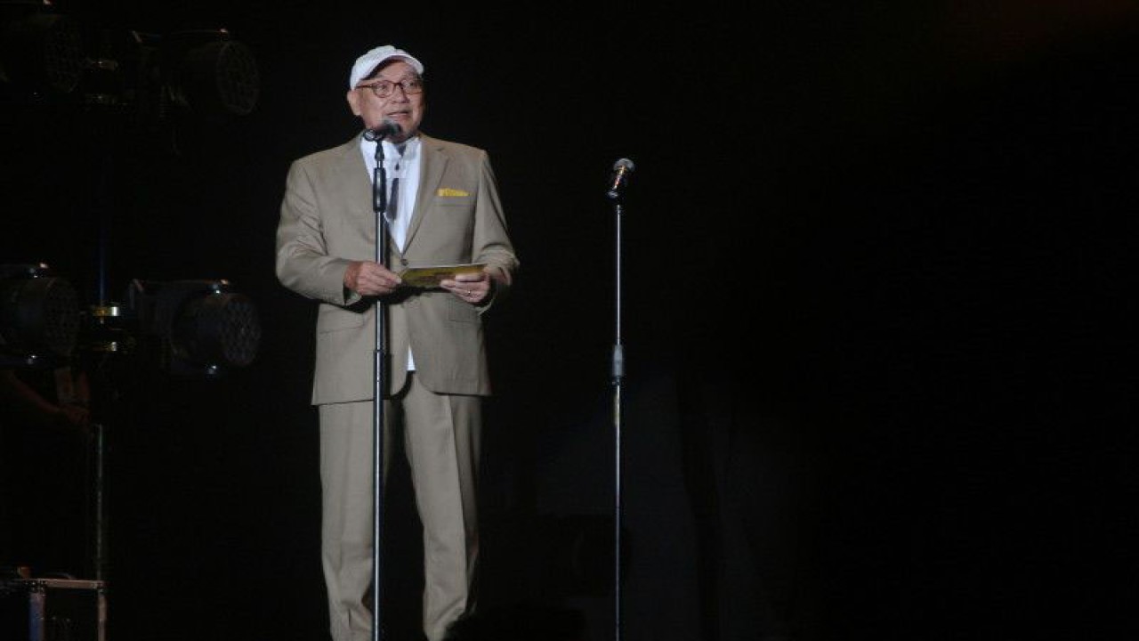 Inisiator dan chairman Java Jazz Festival, Peter Gontha, kala membuka sesi "Tribute to Bob James" pada gelaran The Jakarta International BNI Java Jazz Festival 2023 di JIExpo Kemayoran Jakarta, Minggu (4/6). (ANTARA/Ahmad Faishal)