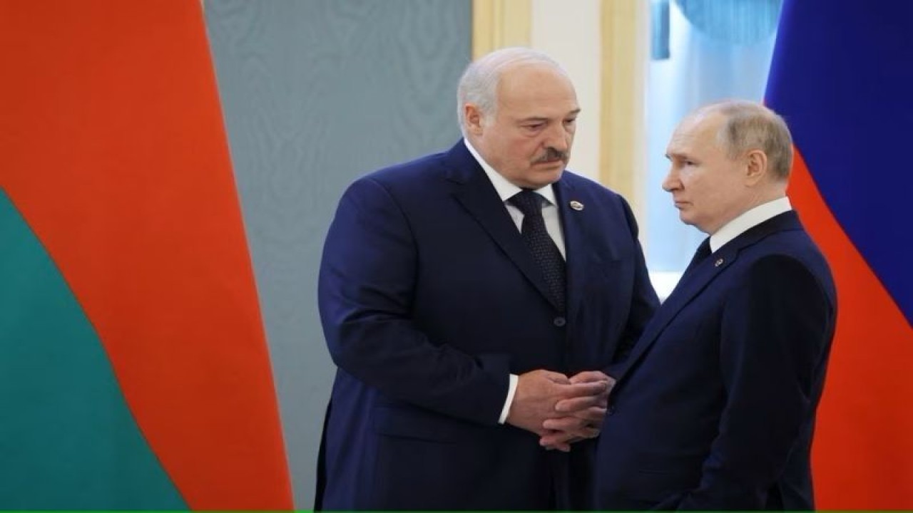 Arsip - Presiden Rusia Vladimir Putin (kanan) dan Presiden Belarusia Alexander Lukashenko menghadiri pertemuan Dewan Negara Tertinggi Negara Persatuan Rusia dan Belarus di Kremlin di Moskow, Rusia, 6 April 2023. (Sputnik/Mikhail Klimentyev/as)