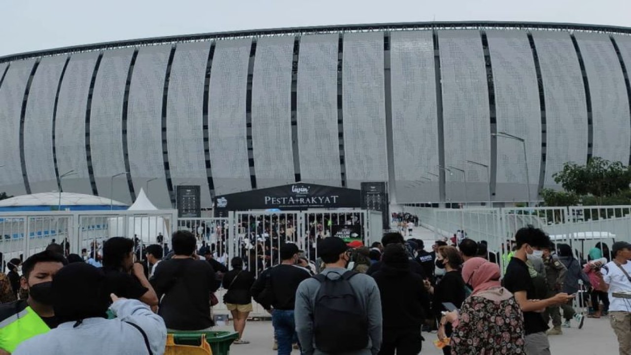 Penggemar grup band Dewa 19 memasuki venue konser “Pesta Rakyat 30 Tahun Berkarya Dewa 19” di Jakarta International Stadium (JIS), Jakarta Utara, Sabtu (4/2/2023). ANTARA/Pamela Sakina