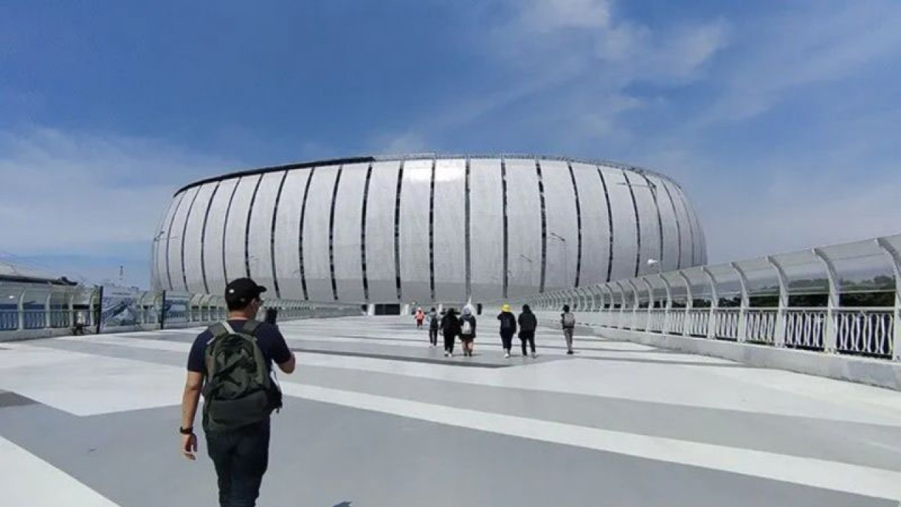 Pengunjung memasuki sisi barat kawasan Jakarta International Stadium (JIS) di Ancol, Jakarta Utara, Minggu (13/3/2022). ANTARA/Dewa Ketut Sudiarta Wiguna/aa.
