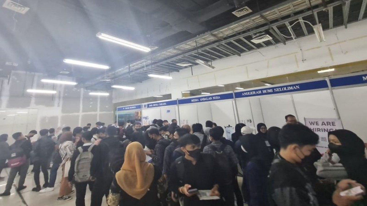 Ratusan pengunjung tengah memadati acara Job Fair 2023 yang diselenggarakan Sudin Nakertransgi Jaktim di Mal Tamini Square, Pinang Ranti, Kecamatan Makasar, Jakarta Timur, Senin (26/6/2023). ANTARA/HO-Kominfotik Jakarta Timur