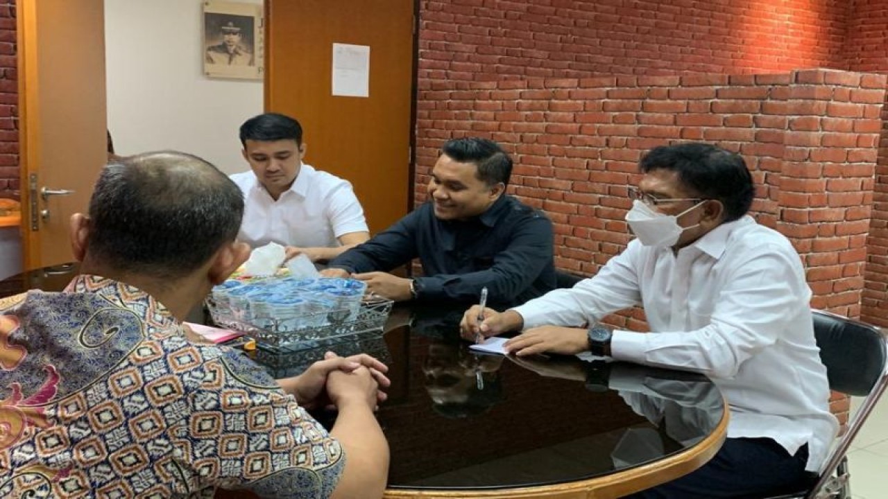 Menteri Komunikasi dan Informatikan (Menkoinfo) non-aktif Johnny G Plate (masker putih) menunggu proses pelimpahan tahap II tanggung jawab tersangka dan barang bukti ke JPU Kejari Jakarta Selatan, Jumat (9/6/2023). (ANTARA/HO-Puspenkum Kejaksaan Agung)