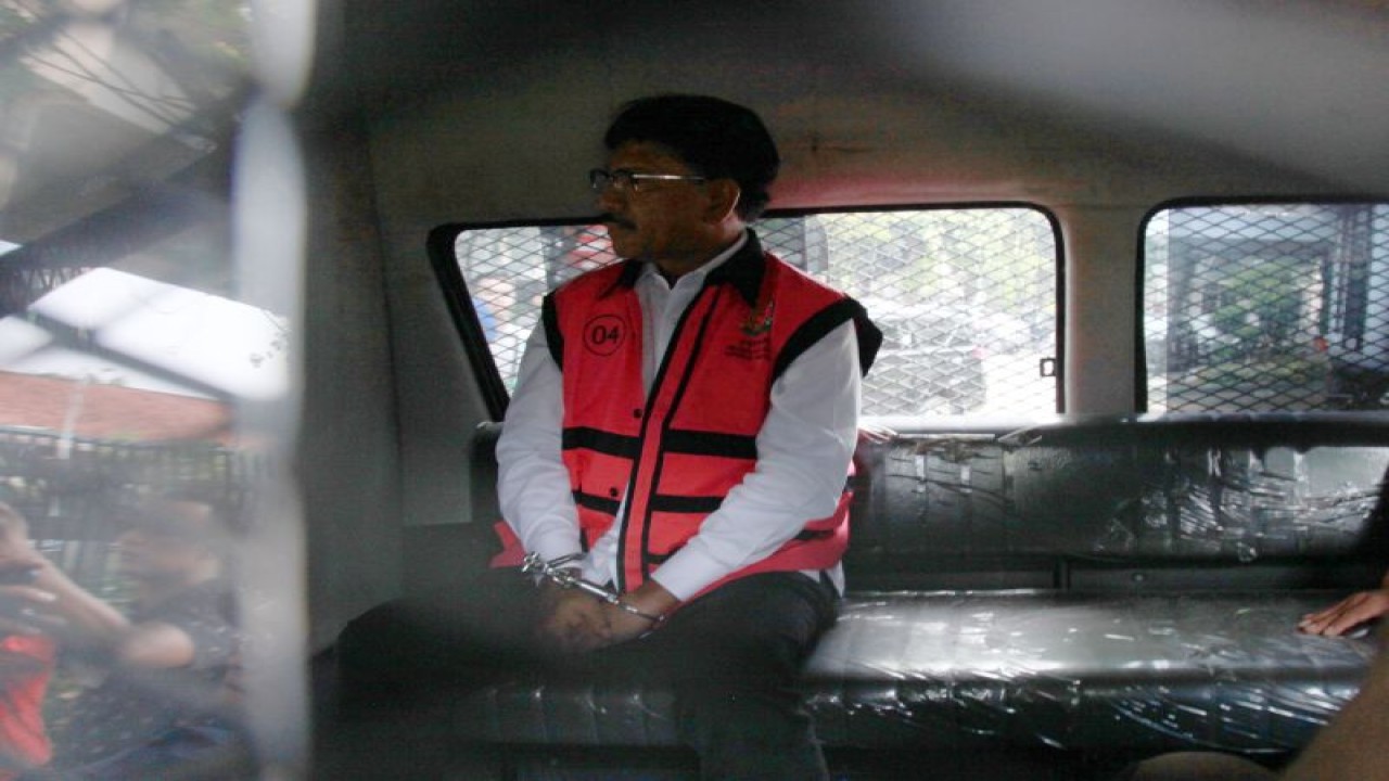 Menteri Komunikasi dan Informatika Johnny G Plate (tengah) berada dalam mobil tahanan usai menjalani pemeriksaan di Kejaksaan Agung (Kejagung), Jakarta, Rabu (17/5/2023). (ANTARA FOTO/Reno Esnir/foc)