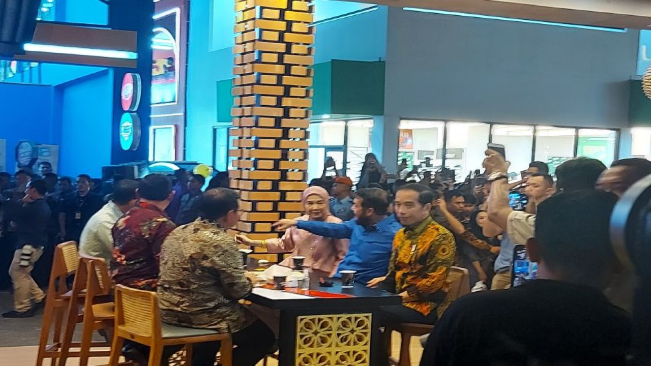 Presiden RI Joko Widodo menikmati minuman kopi tubruk lokal di salah satu gerai di Jakarta Fair atau Pekan Raya Jakarta di Ji Expo Kemayoran, Rabu (14/6/2023) malam. ANTARA/Mentari Dwi Gayati