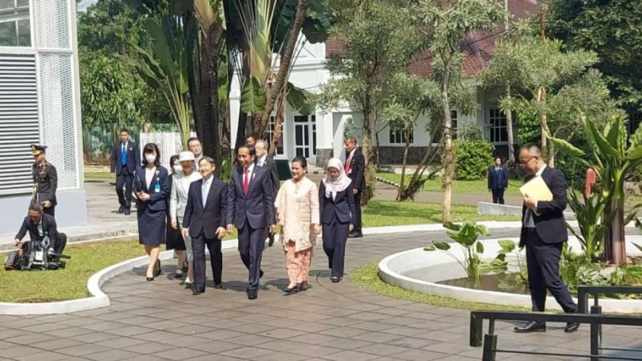 Presiden RI Joko Widodo dan Ibu Negara Iriana menerima kunjungan kenegaraan Kaisar Jepang Hironomiya Naruhito dan Permaisuri Masako di Istana Kepresidenan Bogor, Jawa Barat, Senin (19/6/2023). (ANTARA/Mentari Dwi Gayati)