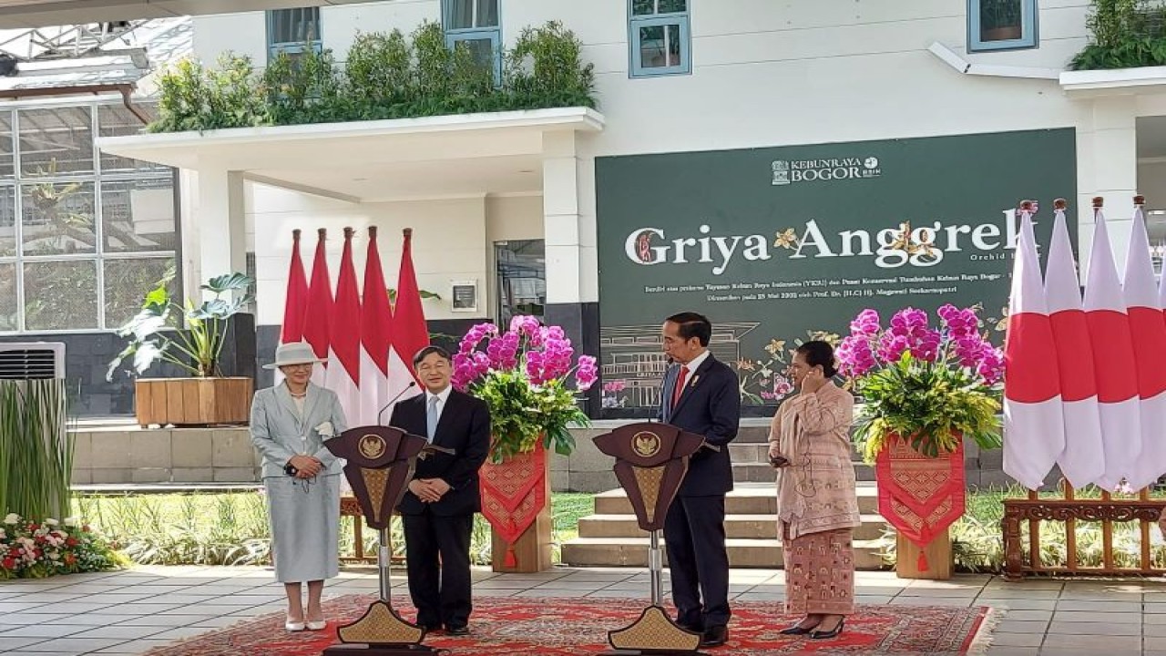 Presiden Joko Widodo memberikan pernyataan pers bersama Kaisar Jepang Hironomiya Naruhito dan Permaisuri Masako di Griya Anggrek, Istana Bogor, Jawa Barat, Senin (19/6/2023). ANTARA/Mentari Dwi Gayati