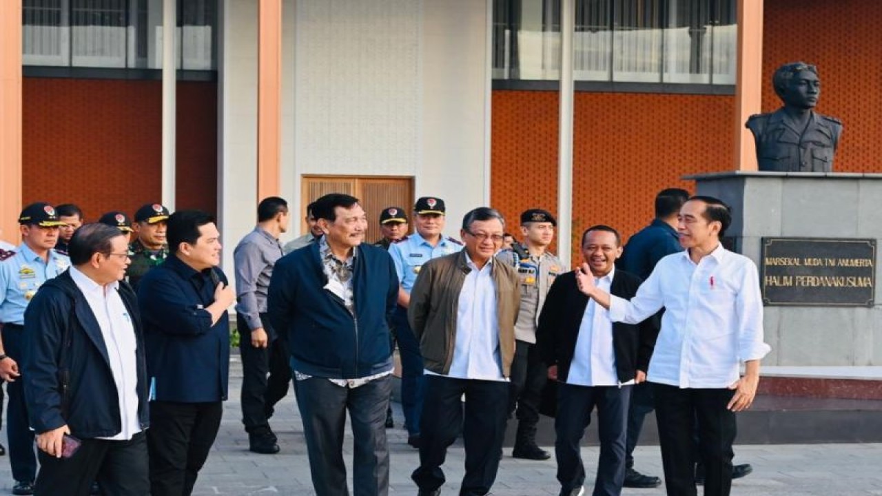 Presiden Joko Widodo berbincang dengan para menteri Kabinet Indonesia Maju sesaat sebelum berangkat menuju provinsi Nusa Tenggara Barat melalui Pangkalan TNI AU Halim Perdanakusuma Jakarta pada Selasa (20/6/2023) (ANTARA/Laily Rachev - Biro Pers Sekretariat Presiden)
