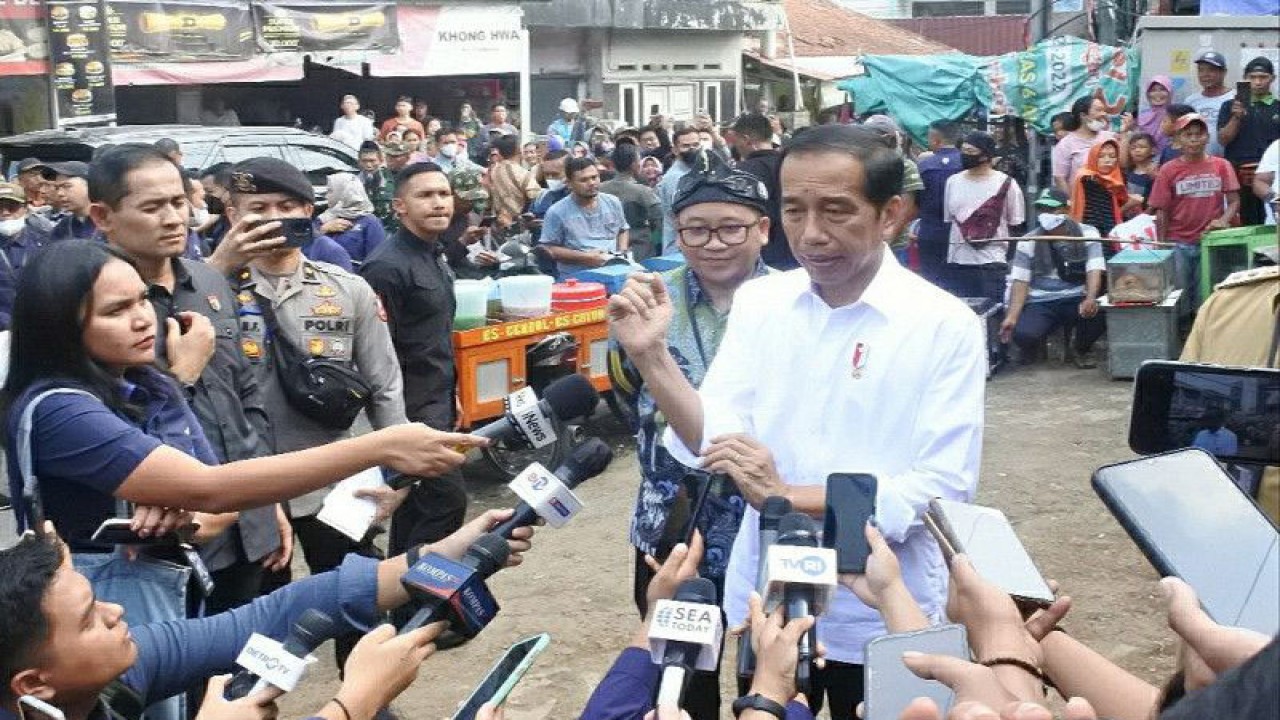 Presiden Joko Widodo (Jokowi) memberikan keterangan setelah meninjau harga bahan pokok dan membagikan Bantuan Langsung Tunai (BLT) di Pasar Prumpung, Kabupaten Bogor, Jawa Barat, Rabu (21/6/2023). ANTARA/Indra Arief Pribadi