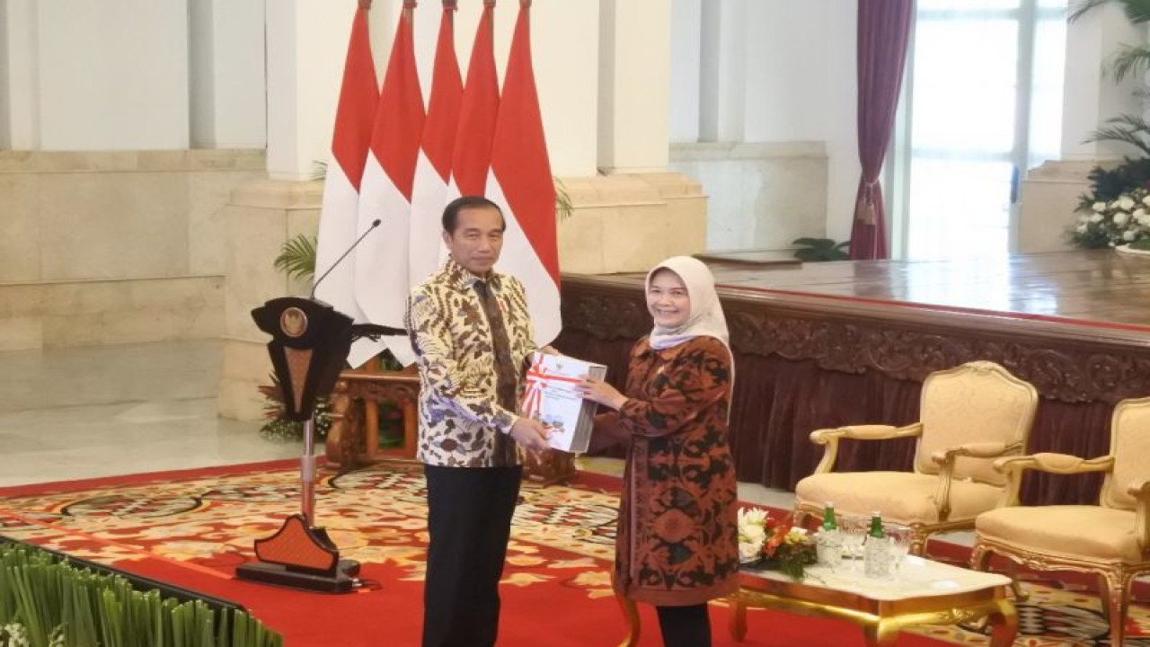 Presiden RI Joko Widodo (Jokowi) menerima opini wajar tanpa pengecualian (WTP) atas Laporan Keuangan Pemerintah Pusat (LKPP) Tahun 2022 yang disampaikan oleh Ketua Badan Pemeriksa Keuangan Isma Yatun di Istana Negara, Jakarta, Senin (26/6/2023). ANTARA/Indra Arief Pribadi