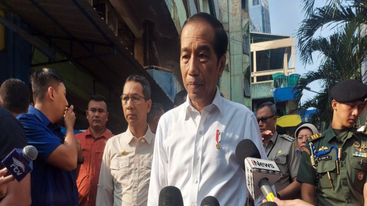Presiden Joko Widodo memberikan keterangan pers usai mengunjungi Pasar Palmerah Jakarta, Senin (26/6/2023). ANTARA/Mentari Dwi Gayati