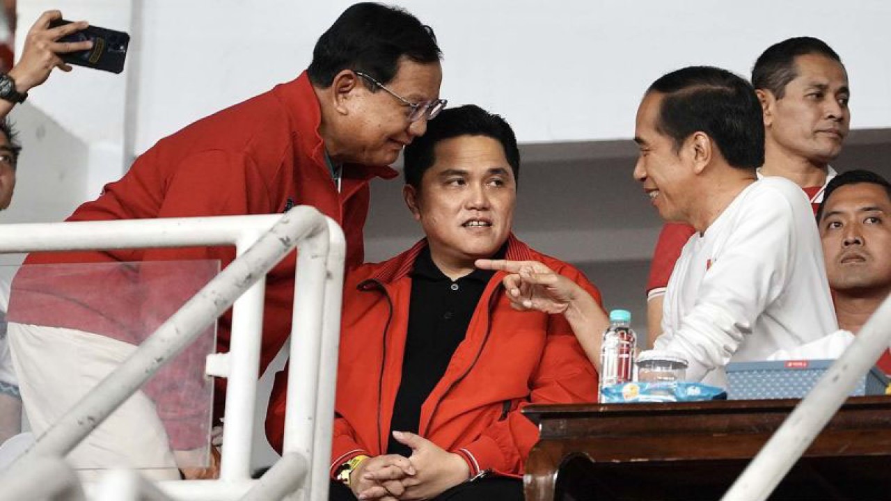 Presiden Joko Widodo (kanan) berbincang dengan Menteri BUMN sekaligus Ketua Umum PSSI Erick Thohir (tengah) dan Menteri Pertahanan Prabowo Subianto (kiri) saat menyaksikan laga FIFA Matchday Indonesia vs Argentina di Stadion Utama Gelora Bung Karno (SUGBK), Senayan, Jakarta, Senin (19/6/2023). ANTARA FOTO/Dhemas Reviyanto/aww.