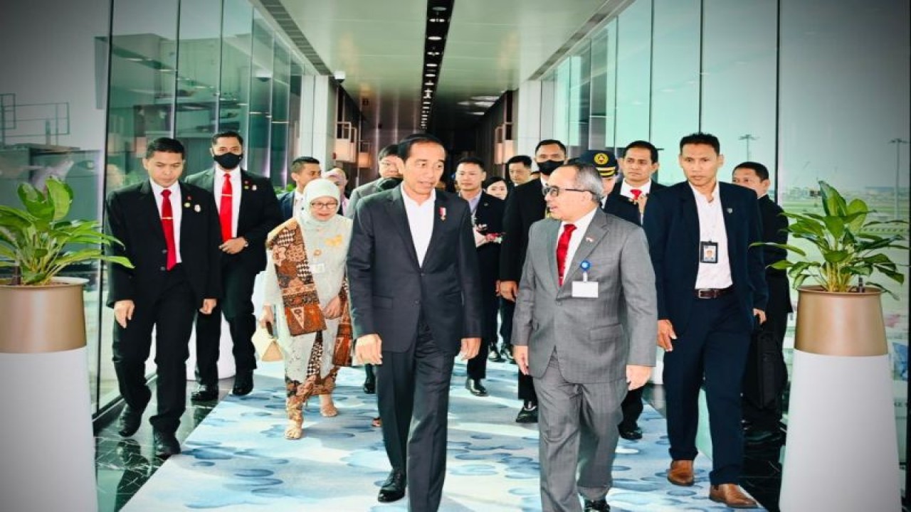 Presiden RI Joko Widodo (Jokowi) tiba di Bandara Internasional Changi, Singapura, Rabu (7/6/2023), untuk menjadi pembicara dalam Ecosperity Week 2023 yang akan dihadiri banyak investor, pejabat pemerintah, dan akademisi. ANTARA/HO-Biro Pers Sekretariat Presiden/Laily Rachev