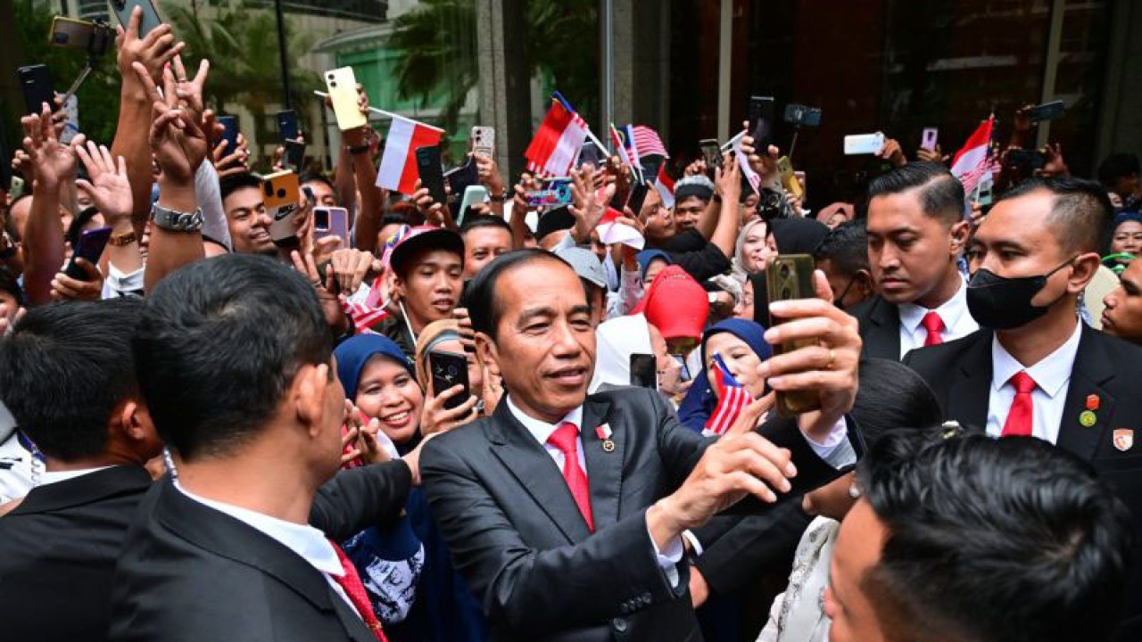 Presiden Joko Widodo (Jokowi) tiba di Kuala Lumpur, Malaysia, pada Rabu (7/6/2023) sore waktu setempat setelah melakukan lawatan kerja di Singapura untuk menjadi pembicara pada Ecosperity Week dan melakukan santap siang dengan Perdana Menteri (PM) Singapura Lee Hsien Loon. ANTARA/HO-Biro Pers Sekretariat Presiden/Muchlis Jr.
