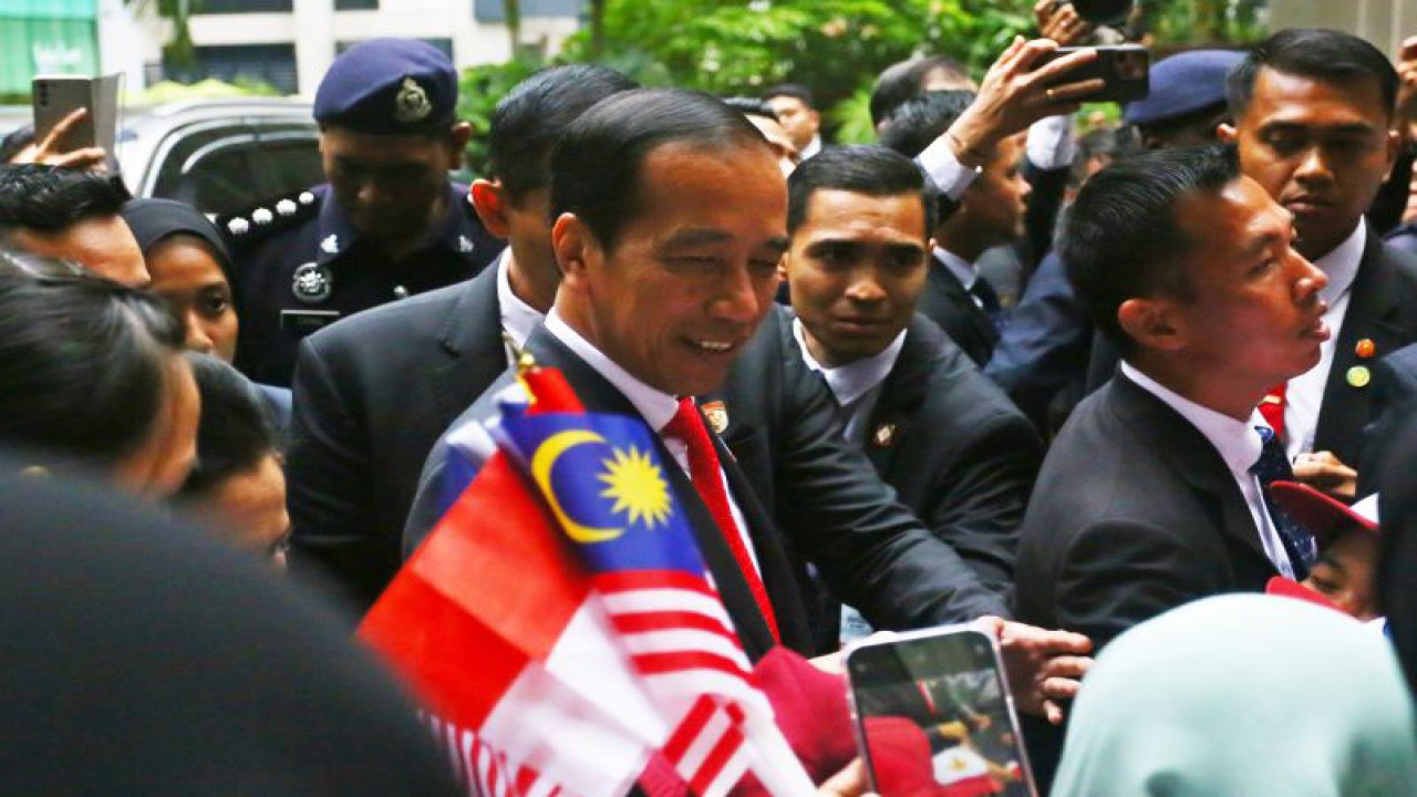 Presiden Joko Widodo menemui Warga Negara Indonesia yang menyambutnya di Kuala Lumpur, Rabu (7/6/2023). Presiden melakukan lawatan selama dua hari di Malaysia dan akan bertemu Raja Malaysia Yang di-Pertuan Agong Al-Sultan Abdullah dan Perdana Menteri Anwar Ibrahim. ANTARA FOTO/Virna Puspa Setyorini/tom. (ANTARA FOTO/VIRNA PUSPA SETYORINI)