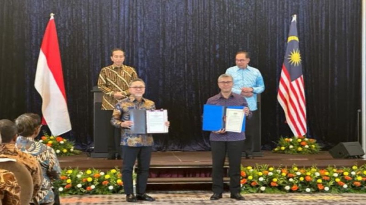 Menteri Perdagangan RI Zulkifli Hasan dan Menteri Perdagangan Internasional dan Industri Malaysia Tengku Zafrul Aziz usai menandatangani pembaruan Perjanjian Perdagangan Perbatasan antara Pemerintah Republik Indonesia dan Pemerintah Malaysia (Indonesia-Malaysia Border Trade Agreement/ BTA) di Kuala Lumpur, Malaysia, Kamis (8/6/2023). ANTARA/HO-Kementerian Perdagangan