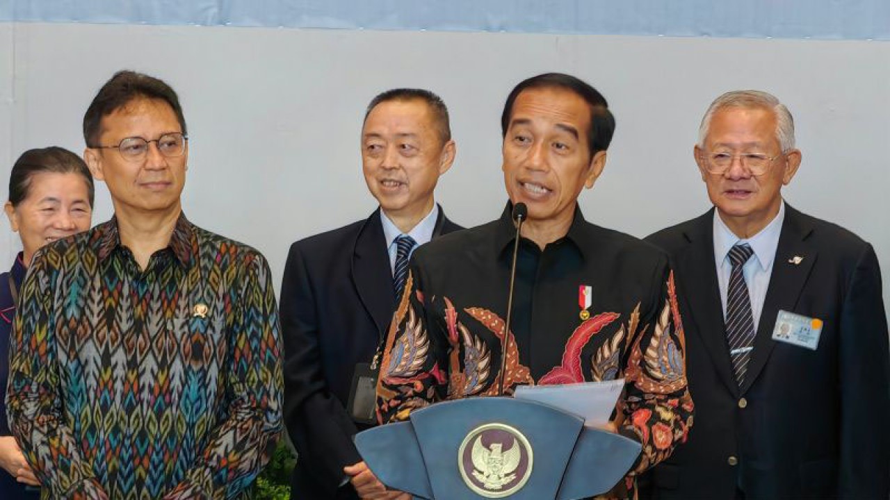 Presiden RI Joko Widodo menyampaikan sambutan dalam peresmian Tzu Chi Hospital di Pantai Indah Kapuk, Jakarta Utara, Rabu (14/6/2023). (ANTARA/Gilang Galiartha)