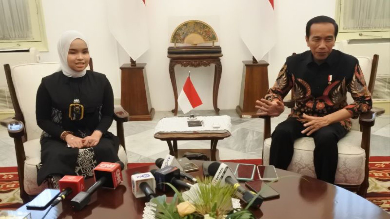 Presiden Joko Widodo (Jokowi) bertemu dengan kontestan America's Got Talent (AGT) 2023, Putri Ariani, di Istana Merdeka, Jakarta, Rabu (14/6/2023). ANTARA/Indra Arief Pribadi