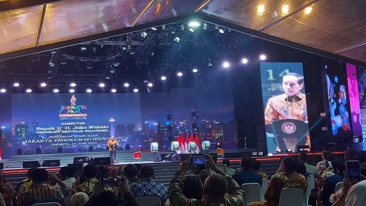 Presiden RI Joko Widodo membuka Pekan Raya Jakarta atau Jakarta Fair 2023, di JI-Expo Kemayoran, Rabu(14/6/2023) malam. ANTARA/Mentari Dwi Gayati