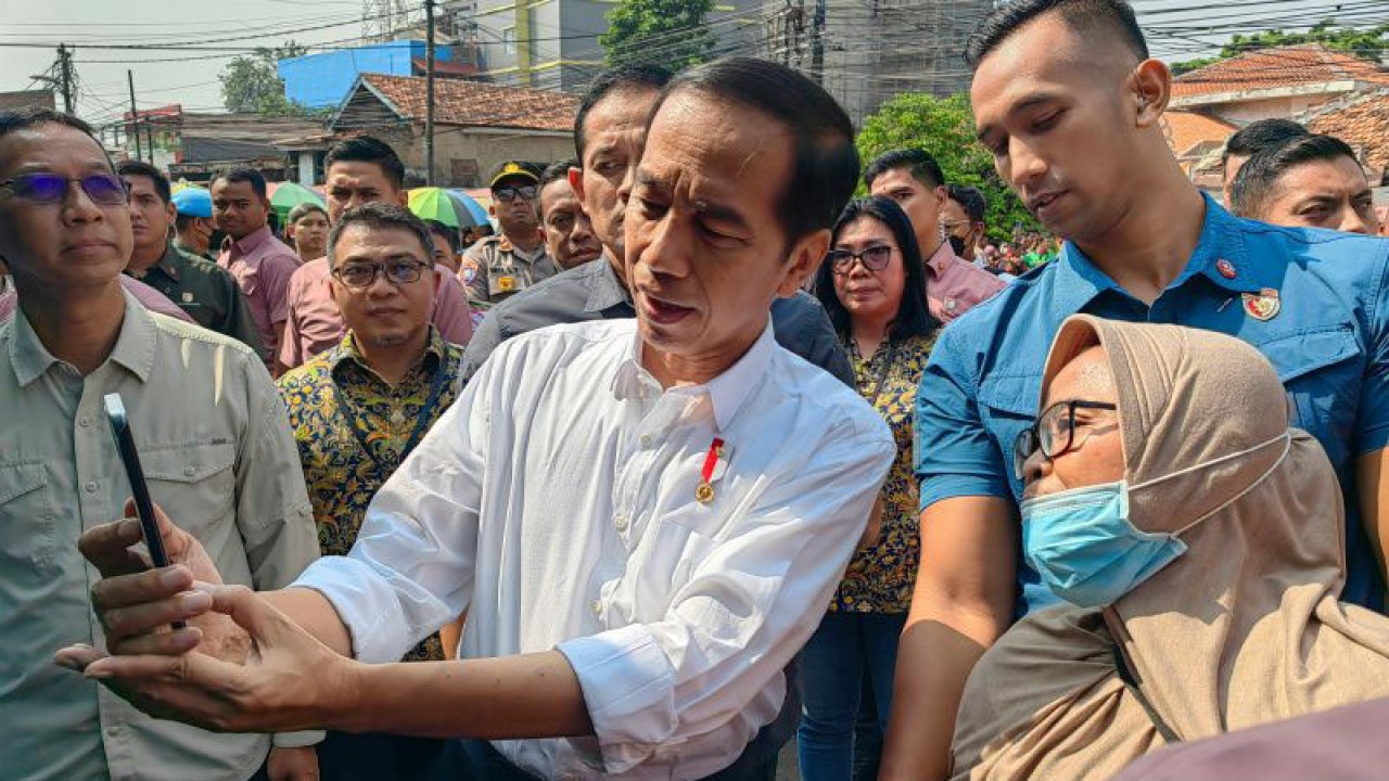 Presiden Joko Widodo (Jokowi) di sela peninjauan harga bahan pokok di Pasar Menteng Pulo, Jakarta, Kamis (15/6/2023). ANTARA/Gilang Galiartha.