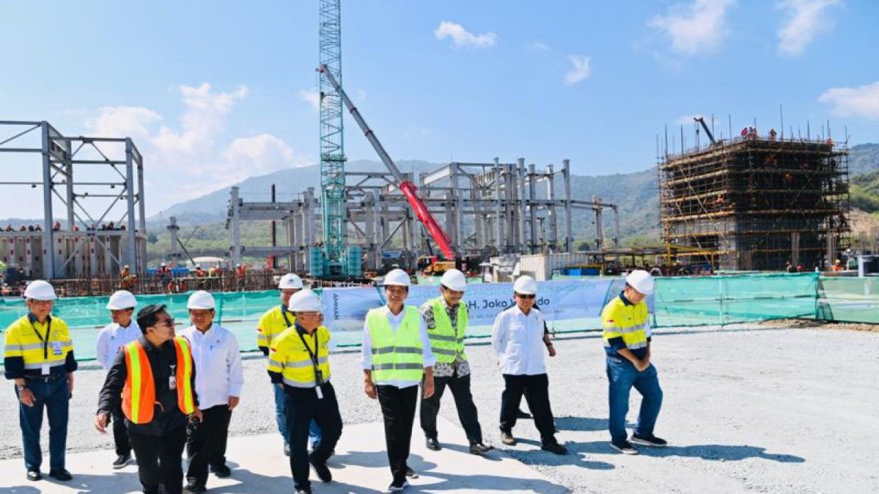Presiden Jokowi meninjau pembangunan smelter tembaga milik PT Amman Mineral Nusa Tenggara (AMNT) di Kabupaten Sumbawa Barat, Provinsi Nusa Tenggara Barat (NTB) pada Selasa (20/6/2023) (ANTARA/Laily Rachev - Biro Pers Sekretariat Presiden)