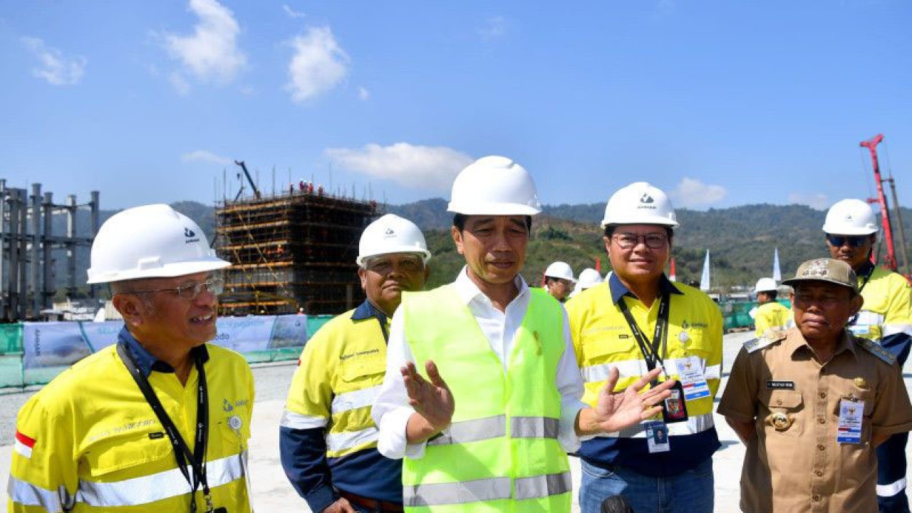 Presiden Jokowi meninjau pembangunan smelter tembaga milik PT Amman Mineral Nusa Tenggara (AMNT) di Kabupaten Sumbawa Barat, Provinsi Nusa Tenggara Barat (NTB) pada Selasa (20/6/2023) (ANTARA/Rusman - Biro Pers Sekretariat Presiden)