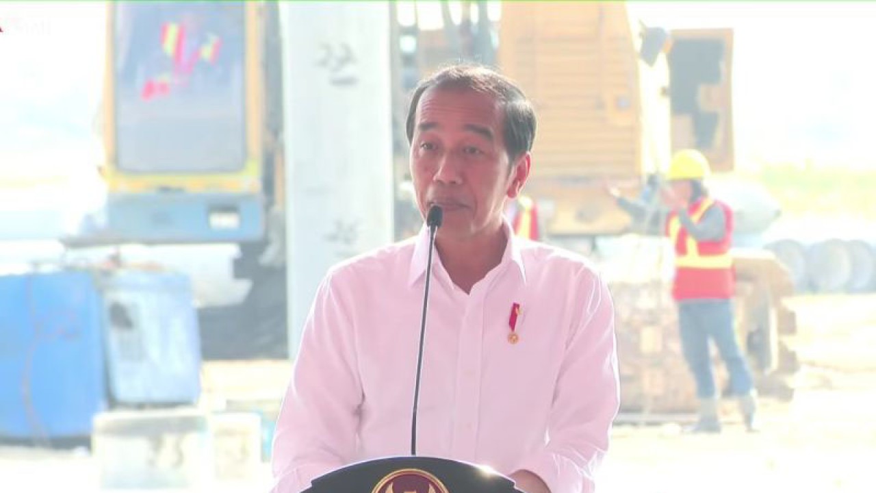 Tangkap layar Presiden Jokowi menyampaikan sambutan dalam "ground breaking" proyek pembangunan pabrik foil tembaga PT Hailiang Nova Material Indonesia yang berlokasi di Kawasan Industri Java Integrated Industrial and Port Estate (JIIPE), Gresik, Jawa Timur pada Selasa (20/6/2023). (ANTARA/Desca Lidya Natalia)