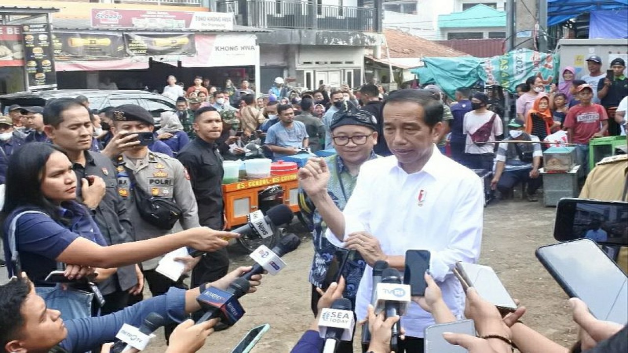Presiden Joko Widodo (Jokowi) memberikan keterangan setelah meninjau harga bahan pokok dan membagikan Bantuan Langsung Tunai (BLT) di Pasar Prumpung, Kabupaten Bogor, Jawa Barat, Rabu (21/6/2023). (ANTARA/Indra Arief Pribadi)