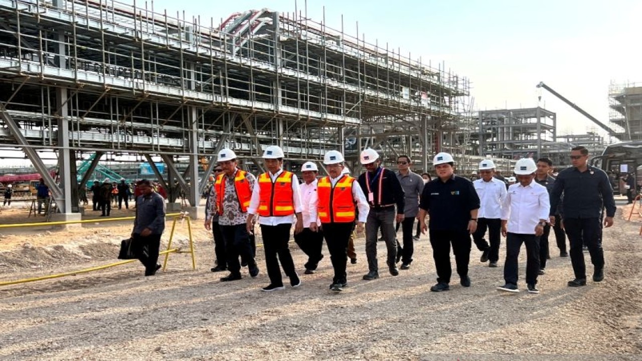 Presiden Jokowi (ketiga kiri) bersama sejumlah menteri Kabinet Indonesia Maju meninjau langsung progres pembangunan smelter tembaga PT Freeport Indonesia di Gresik, Jawa Timur, Selasa (20/6/2023). (ANTARA/HO Kementerian Investasi/BKPM)