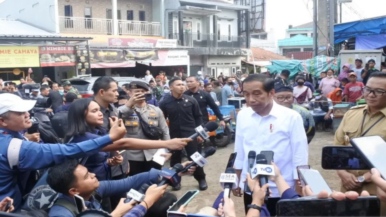 Presiden Joko Widodo (Jokowi) memberikan keterangan setelah meninjau harga bahan pokok dan membagikan Bantuan Langsung Tunai (BLT) di Pasar Prumpung, Kabupaten Bogor, Jawa Barat, Rabu (21/6/2023). ANTARA/Indra Arief Pribadi