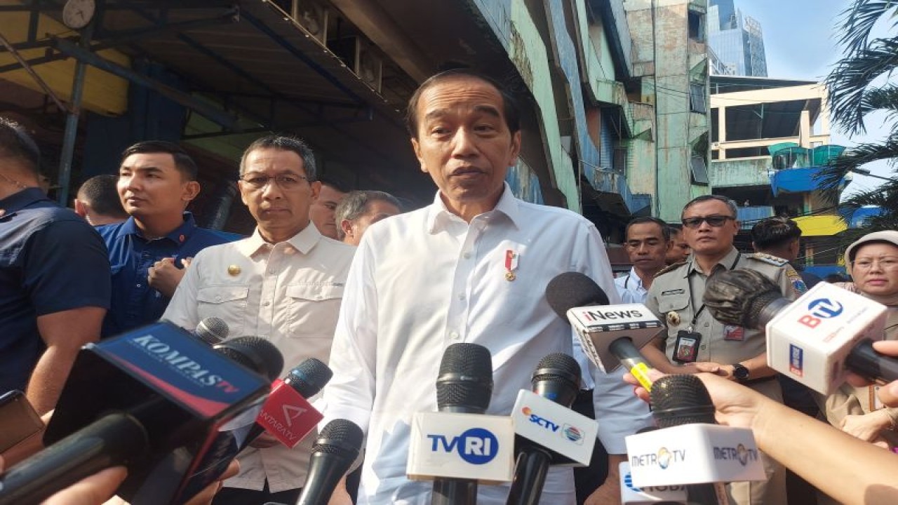 Presiden Joko Widodo memberikan keterangan pers usai meninjau Pasar Palmerah Jakarta, Senin (26/6/2023). ANTARA/Mentari Dwi Gayati.
