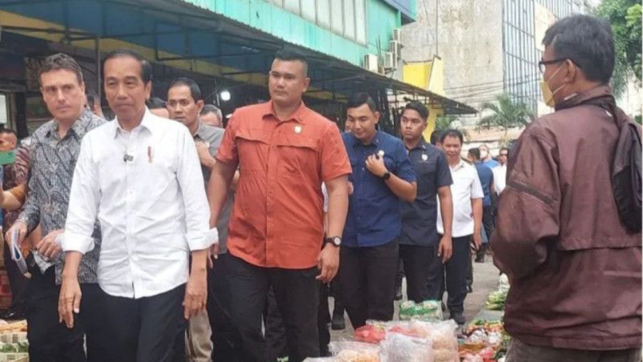 Presiden Joko Widodo meninjau Pasar Palmerah Jakarta pada Senin (26/6/2023). ANTARA/Desca Lidya Natalia