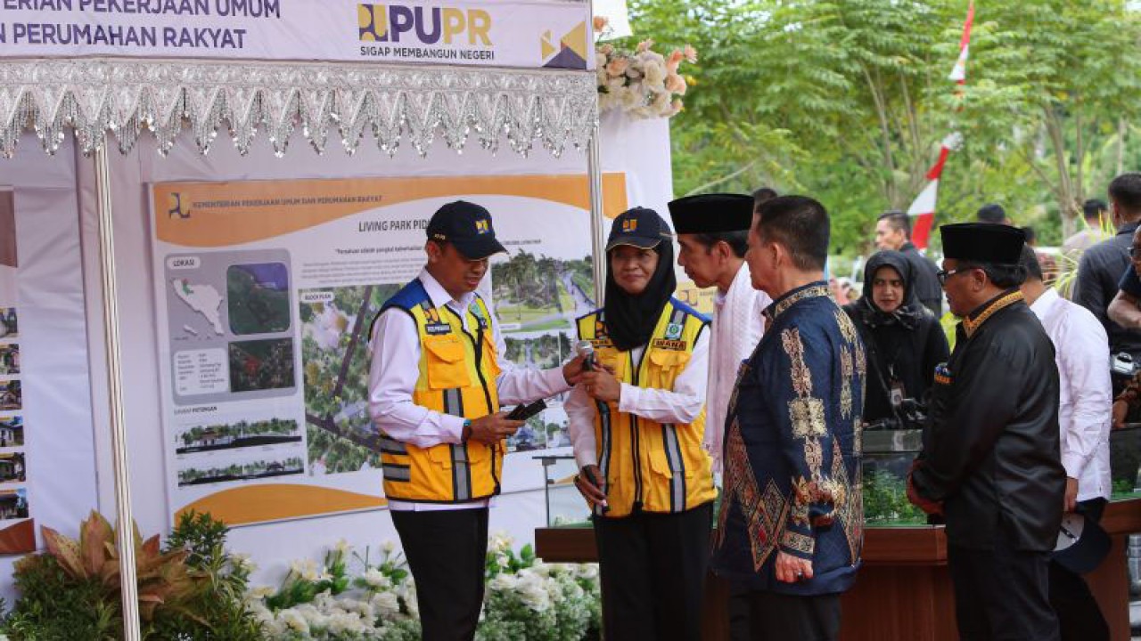 Presiden Joko Widodo (ketiga kiri) didampingi Pj Gubenur Aceh Achmad Marzuki (ketiga kanan) saat melihat denah pembangunan living part Rumoh Geudong di sela peluncuran penyelesaian pelanggaran HAM berat di Rumoh Geudong, Gampong Bili Aron, Kabupaten Pidie, Aceh, Selasa (27/6/2023). ANTARA FOTO/Khalis Surry