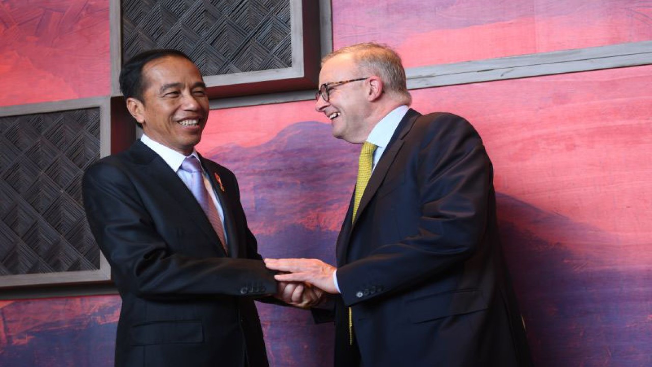 Arsip - Presiden Joko Widodo (kiri) berjabat tangan dengan Perdana Menteri Australia Anthony Albanese saat pertemuan bilateral di sela rangkaian kegiatan Presidensi G20 Indonesia di Bali, Senin (14/11/2022). ANTARA FOTO/Media Center G20 Indonesia/Akbar Nugroho Gumay/nym. (ANTARA FOTO/Akbar Nugroho Gumay)