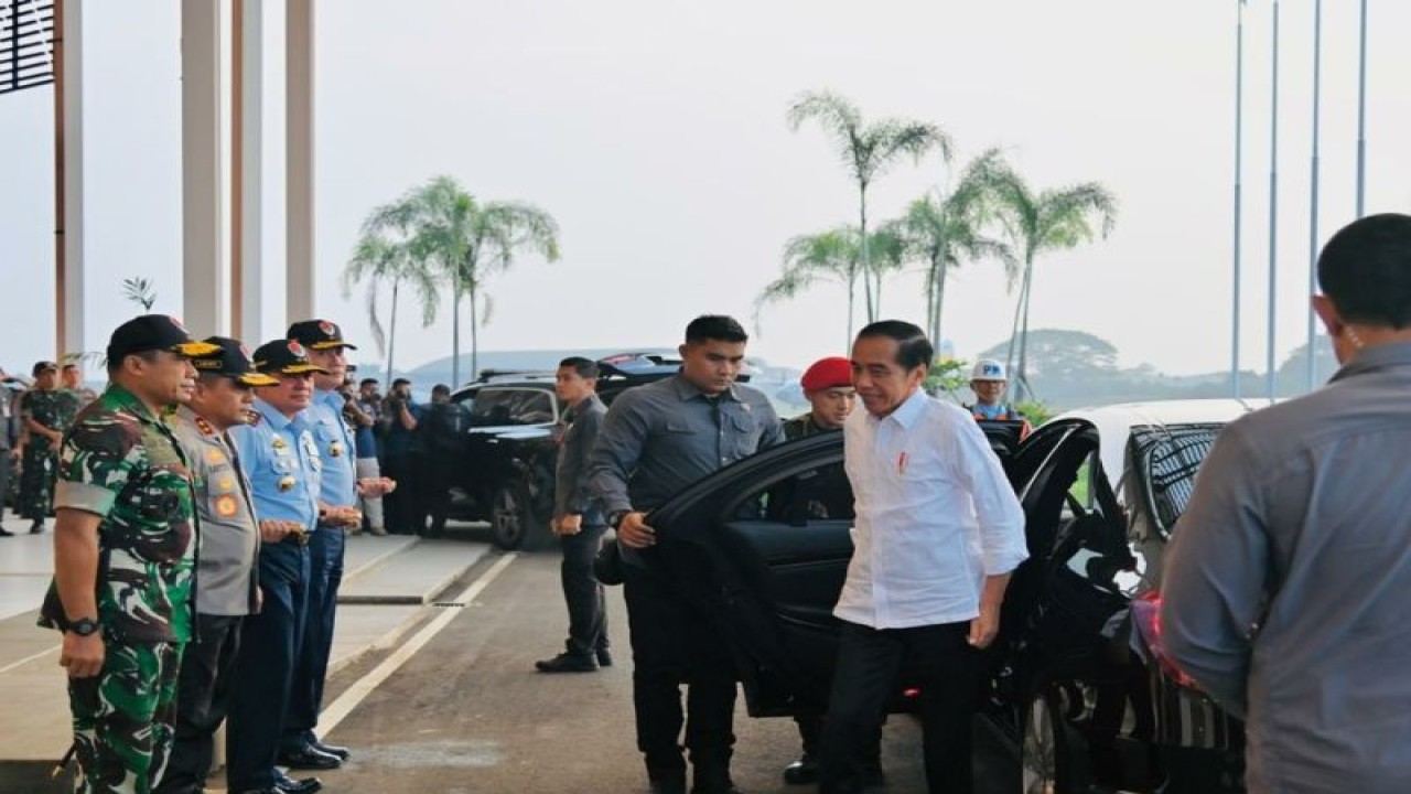 Presiden Joko Widodo bersiap menuju Aceh untuk meluncurkan program pelaksanaan rekomendasi penyelesaian non-yudisial pelanggaran HAM berat dari Pangkalan TNI AU Halim Perdanakusuma, Jakarta, Selasa (27/6/2023). (ANTARA/HO-Biro Pers Sekretariat Presiden)