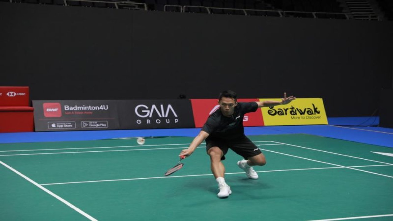 Jonatan Christie menjalani sesi latihan sebelum turun di Singapore Open 2023 di Singapore Indoor Stadium, Kallang, Singapura, Senin (5/6/2023). (ANTARA/HO-PBSI)