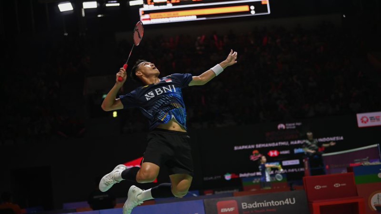 Pebulu tangkis tunggal putra Indonesia Jonatan Christie melakukan smes ke arah tunggal putra Jepang, Kanta Tsuneyama dalam pertandingan babak pertama (32 besar) turnamen Indonesia Open 2023 di Istora Senayan, Jakarta, Rabu (14/6/2023). ANTARA FOTO/Aditya Pradana Putra/hp.