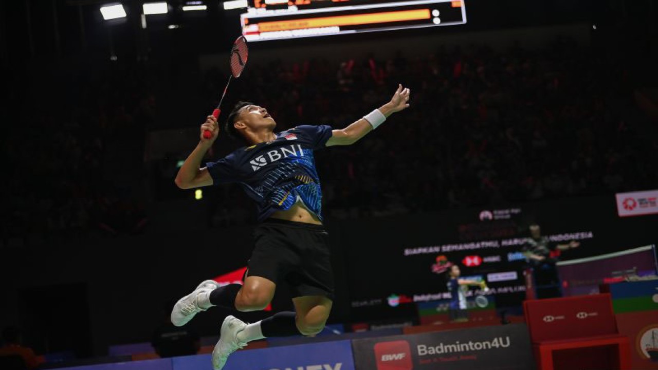 Pebulu tangkis tunggal putra Indonesia Jonatan Christie melakukan smes ke arah tunggal putra Jepang, Kanta Tsuneyama dalam pertandingan babak pertama (32 besar) turnamen Indonesia Open 2023 di Istora Senayan, Jakarta, Rabu (14/6/2023). Jonatan menang dua gim langsung (21-17, 21-10) sehingga lolos ke babak kedua (16 besar). ANTARA FOTO/Aditya Pradana Putra/foc.