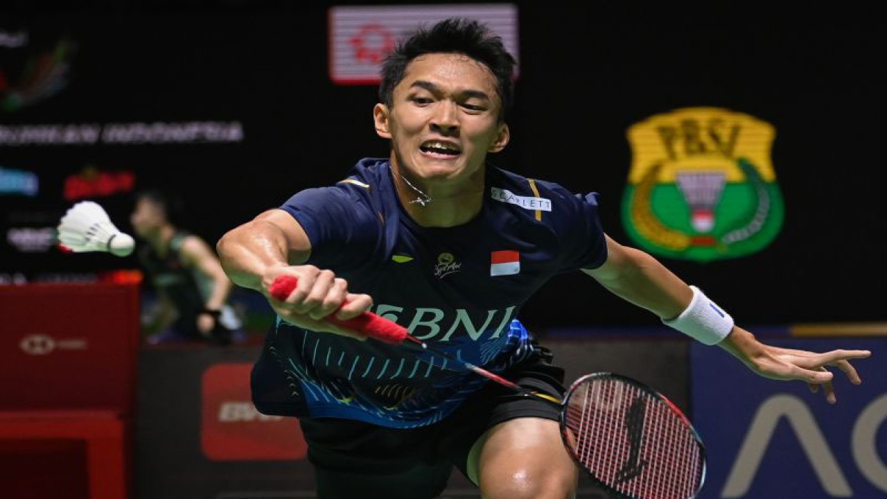 Pebulu tangkis tunggal putra Indonesia Jonatan Christie mengembalikan kok ke arah tunggal putra Jepang, Kanta Tsuneyama dalam pertandingan babak pertama (32 besar) turnamen Indonesia Open 2023 di Istora Senayan, Jakarta, Rabu (14/6/2023). Jonatan menang dua gim langsung (21-17, 21-10) sehingga lolos ke babak kedua (16 besar). ANTARA FOTO/Aditya Pradana Putra/foc.