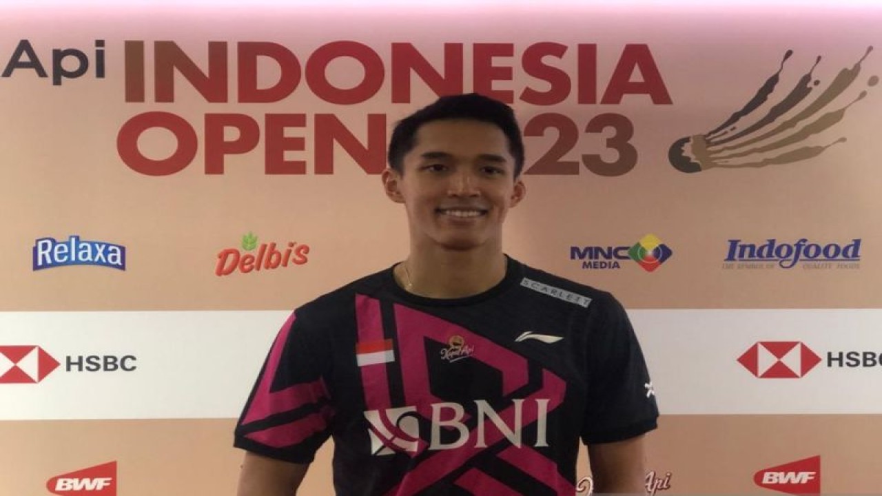 Tunggal putra Jonatan Christie mengalahkan Toma Junior Popov dengan skor 19-21, 21-11, 21-11 pada babak 16 besar Indonesia Open 2023 di Istora Gelora Bung Karno, Jakarta, Kamis. (ANTARA/Roy Rosa Bachtiar)