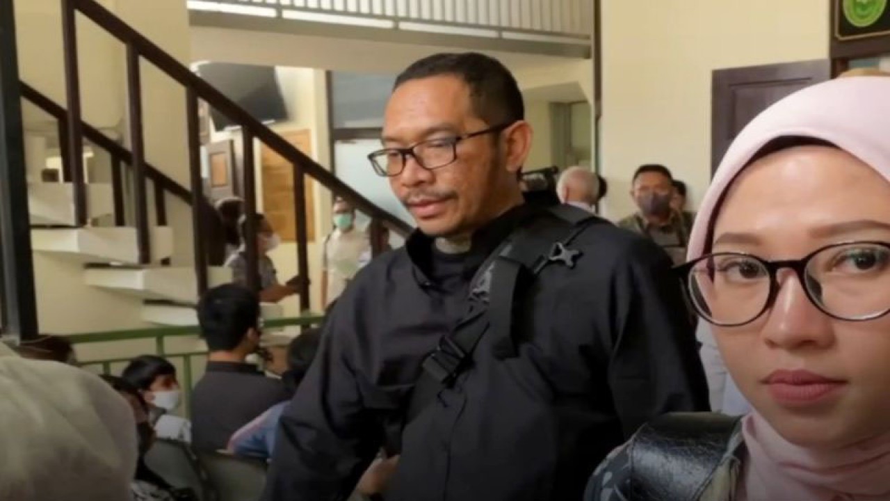 Ayah David Ozora, Jonathan Latumahina mendatangi sidang pemeriksaan saksi di Pengadilan Negeri Jakarta Selatan, Jakarta, Selasa (13/6/2023). ANTARA TV/ Cahya Sari/Anggah/Denno Asmara/Nusantara Mulkan