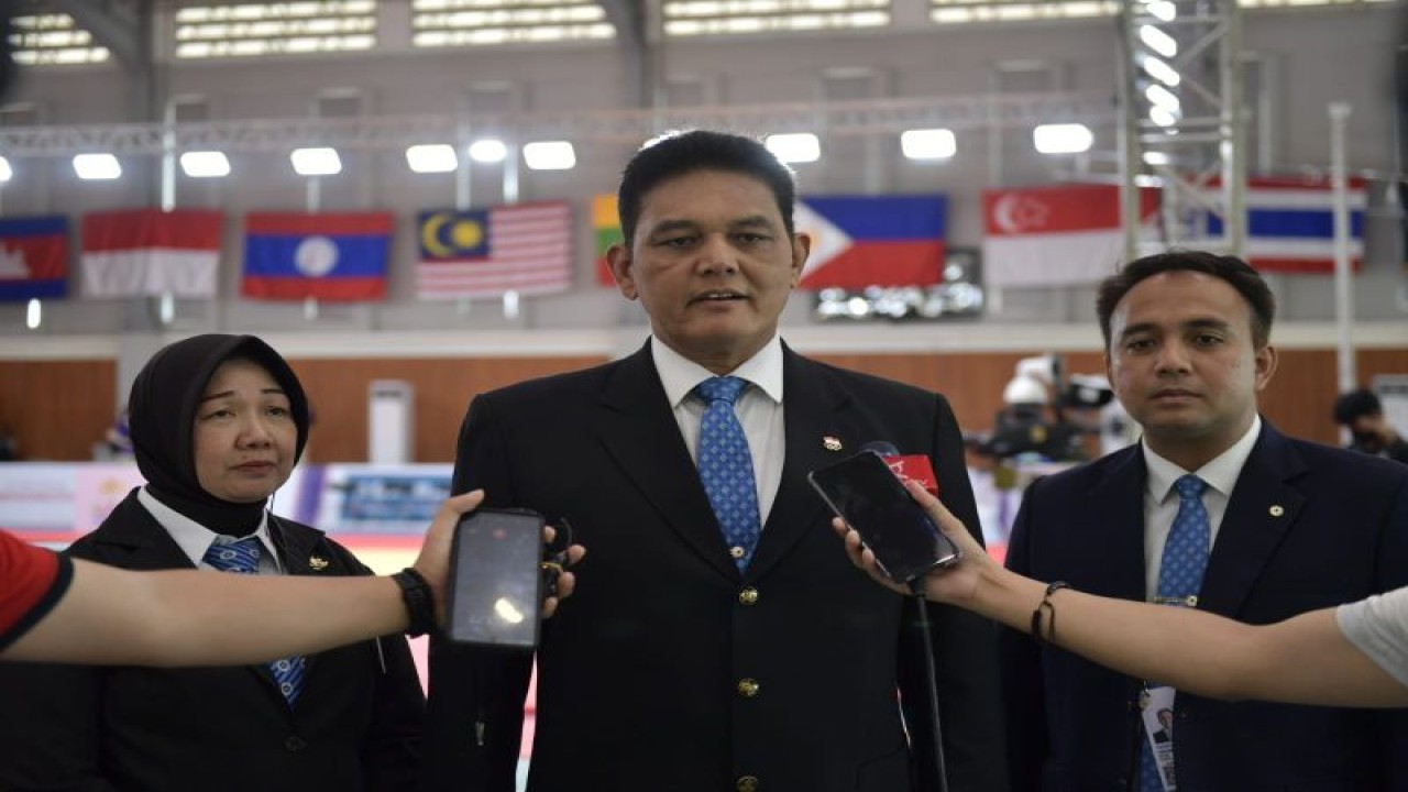 Wasit judo asal Indonesia Perry Pantouw (Tengah) dan Yasmina R. Sunandar saat diwawancara di sela-sela pertandingan Judo tunanetra Asean Para Games 2023 di Kamboja pada 6 Juni 2023. ANTARA/HO-Kemenpora