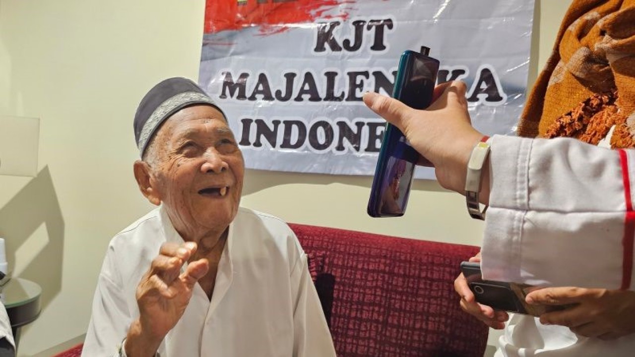 Juhani melambaikan tangan ke layar telepon genggam saat mengakhiri telepon dengan anaknya. ANTARA/Nur Istibsaroh
