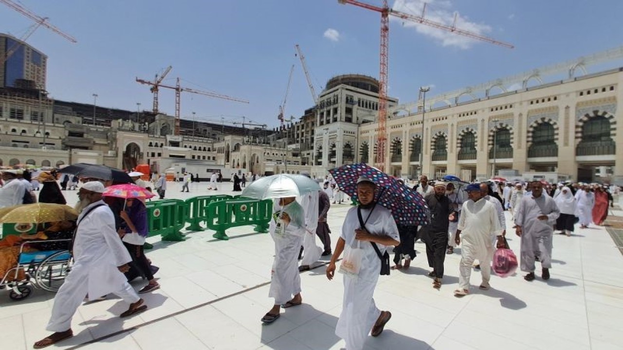 Umat Islam berjalan keluar seusai mengikuti Shalat Jumat di Masjidil Haram, Mekkah, Arab Saudi, Jumat (2/6/2023). Masjidil Haram mulai dipadati jamaah haji dari berbagai dunia untuk melaksanakan rangkaian ibadah haji 1444 H. (ANTARA FOTO/Wahyu Putro A/nz)
