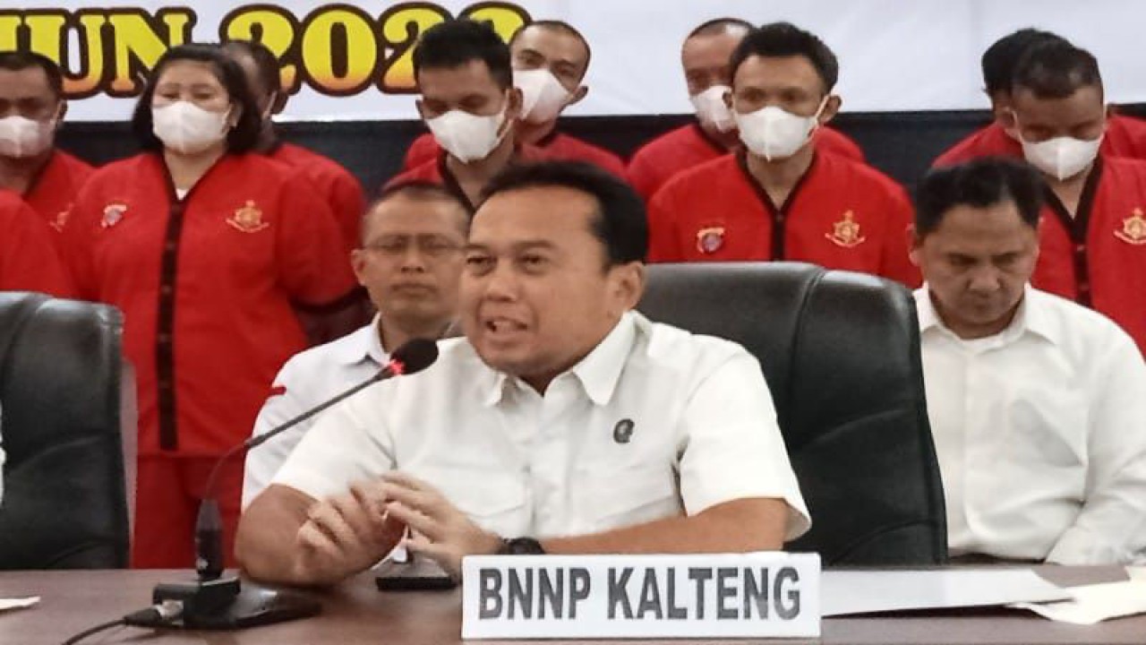Kabid Berantas pada BNNP Kalteng Kombes Pol Agustiyanto menjelaskan saat jumpa pers di Mapolda Kalteng, kemarin. ANTARA/Adi Wibowo