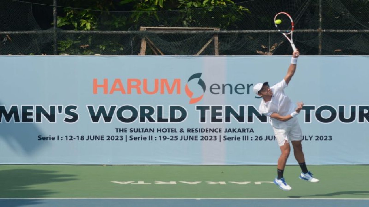 Petenis putra Indonesia Justin Barki beraksi dalam babak kedua Harum Energy Men's World Tennis Tour 2023 melawan petenis Turki Yanki Erel di Lapangan Tenis The Sultan Hotel and Residence Jakarta, Kamis (15/6/2023). (ANTARA/HO)