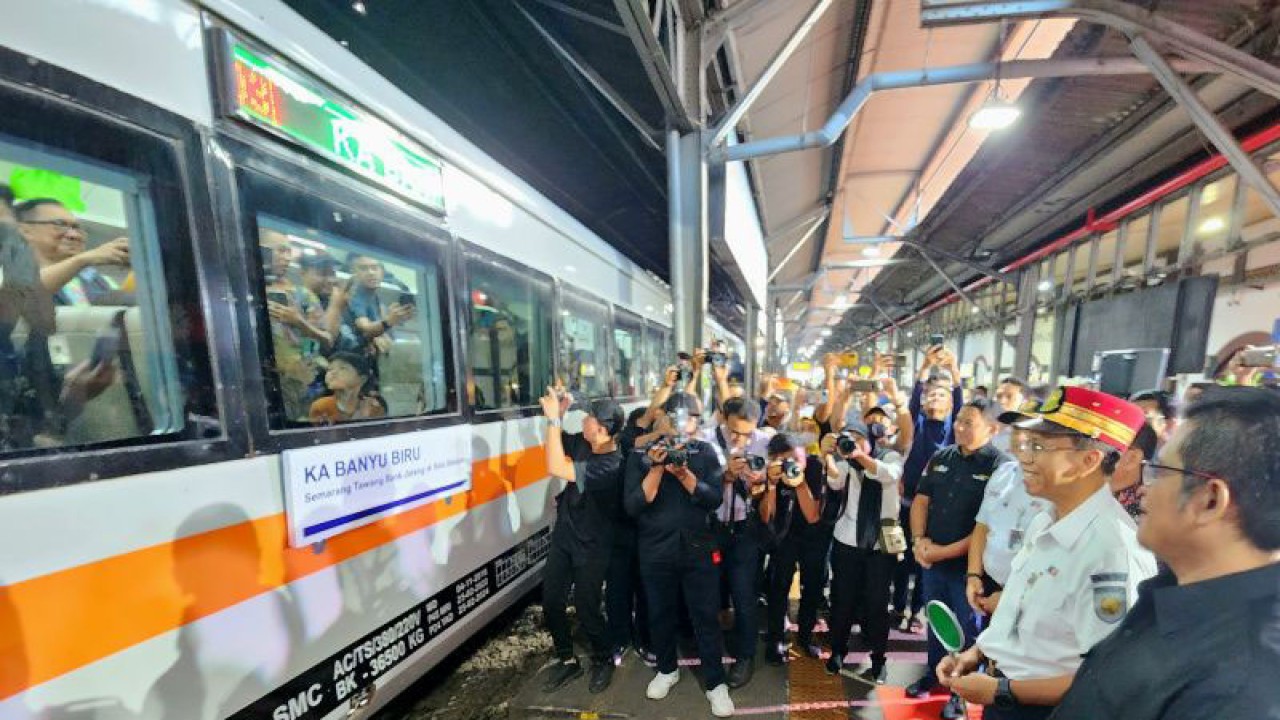 Direktur Utama (Dirut) PT KAI Didiek Hartantyo saat melepas keberangkatan KA Banyubiru relasi Semarang-Solo di Stasiun Tawang, Semarang, Jateng, Kamis (1/6/2023). ANTARA/ I.C.Senjaya.