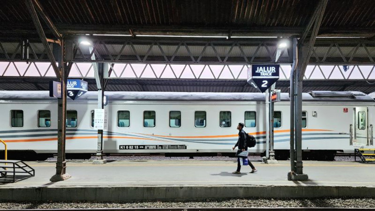 Penumpang KA saat berada di Stasiun Semarang Tawang. ANTARA/ I.C.Senjaya