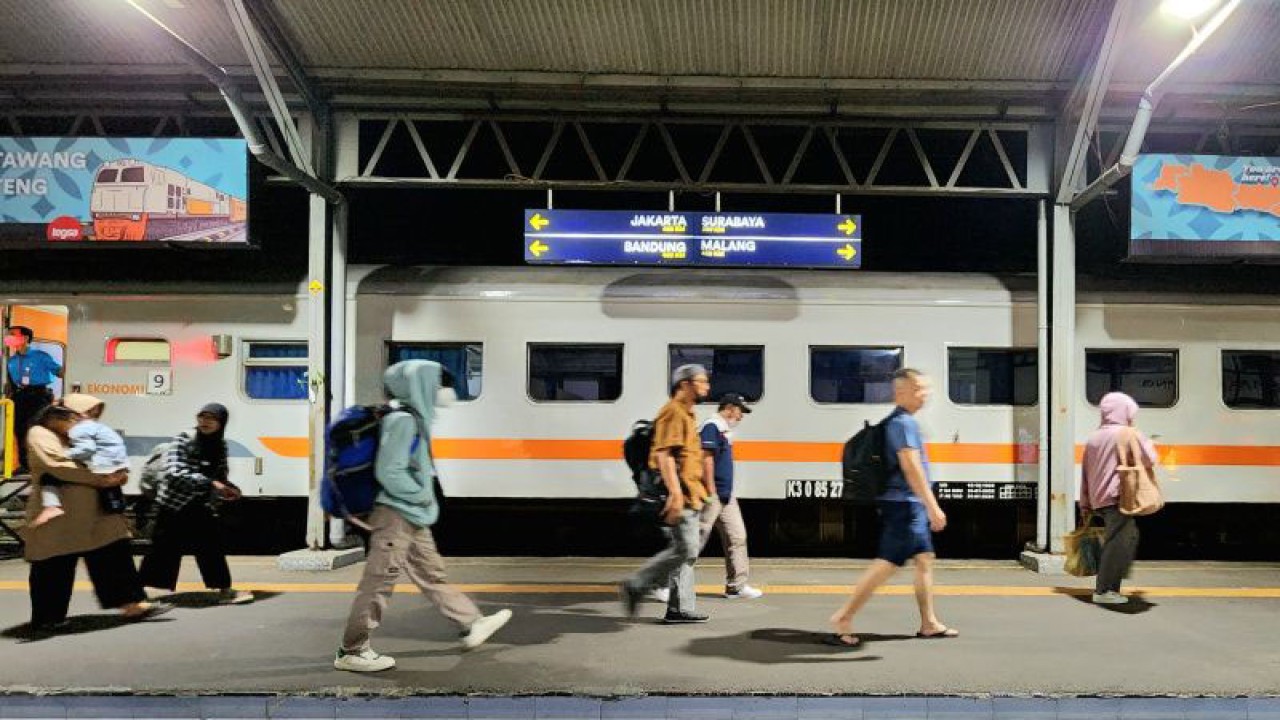 Penumpang kereta api di Stasiun Semarang Tawang (ANTARA/ I.C.Senjaya)